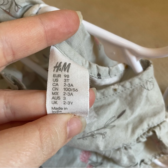 H&M Toddler Girl’s Swan Print Top 3T - Picture 2 of 2